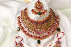 Heer Kundan Bridal Set Displayed on Mannequin - Necklace, Earrings, and Maang Tikka by Naila J Designs