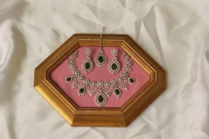 Zaraa Emerald Bridal Set Styled on Mannequin Showing Necklace, Tikka, and Earrings Worn Together