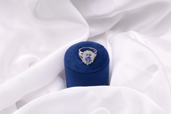 pear-shaped-sapphire-ring-925-silver-nashwa-front.webp
