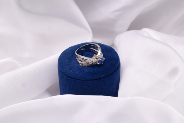 crossover-sapphire-ring-925-silver-ayla-side.webp