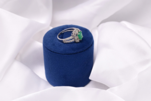 green-sapphire-halo-ring-925-silver-hania-side.webp