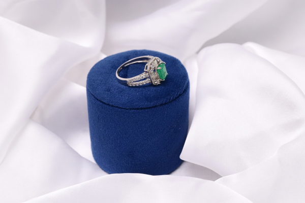 green-sapphire-halo-ring-925-silver-hania-side.webp