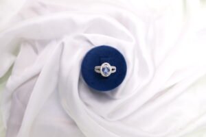 double-halo-sapphire-ring-925-silver-selene-box.webp