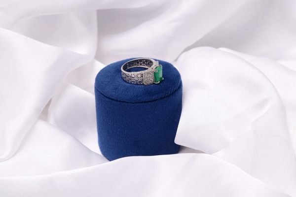 green-sapphire-cocktail-ring-925-silver-dania-side.webp