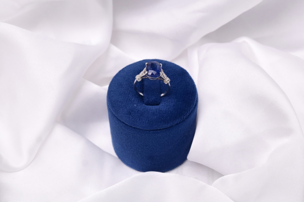 solitaire-sapphire-ring-silver-mahira-front.webp