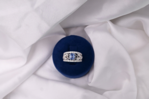 wide-band-sapphire-ring-925-silver-laila-box.webp
