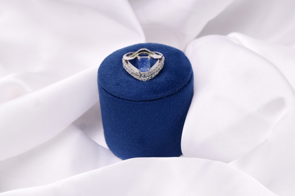 emerald-cut-sapphire-ring-925-silver-alina-front.webp