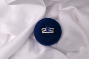split-shank-sapphire-ring-925-silver-inaya-top.webp