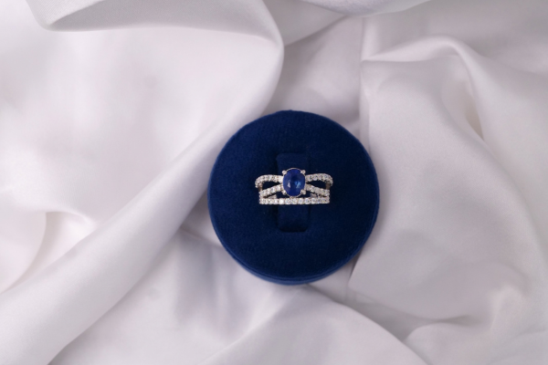split-shank-sapphire-ring-925-silver-inaya-top.webp
